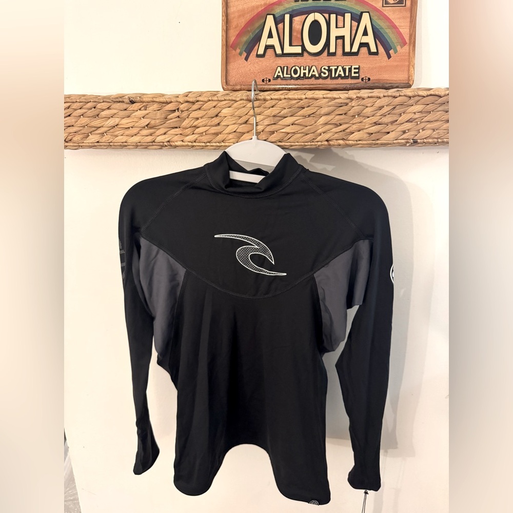 NWT Rip Curl UPF 50+Long-sleeve bomb pro black Rashguard Top Size small Unisex